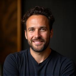 Portrait de Nicolas Dubois, fondateur d'Écho Vernis, souriant devant son équipement de studio.